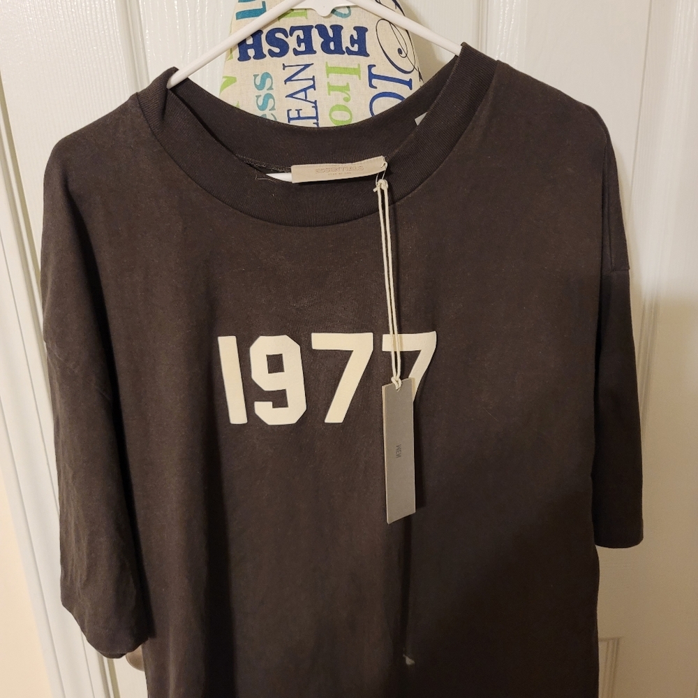 Mens Essentials  Tee iron 1977 size XL
